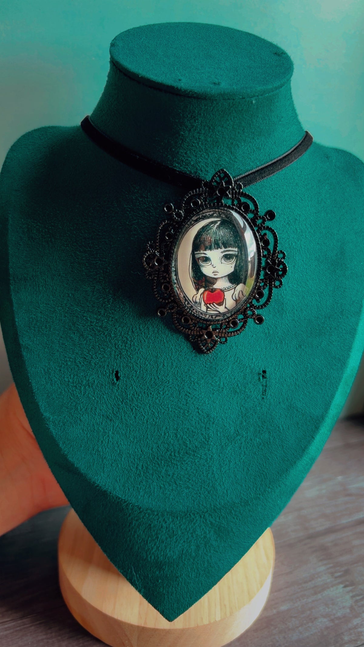 Handmade snow white cameo choker