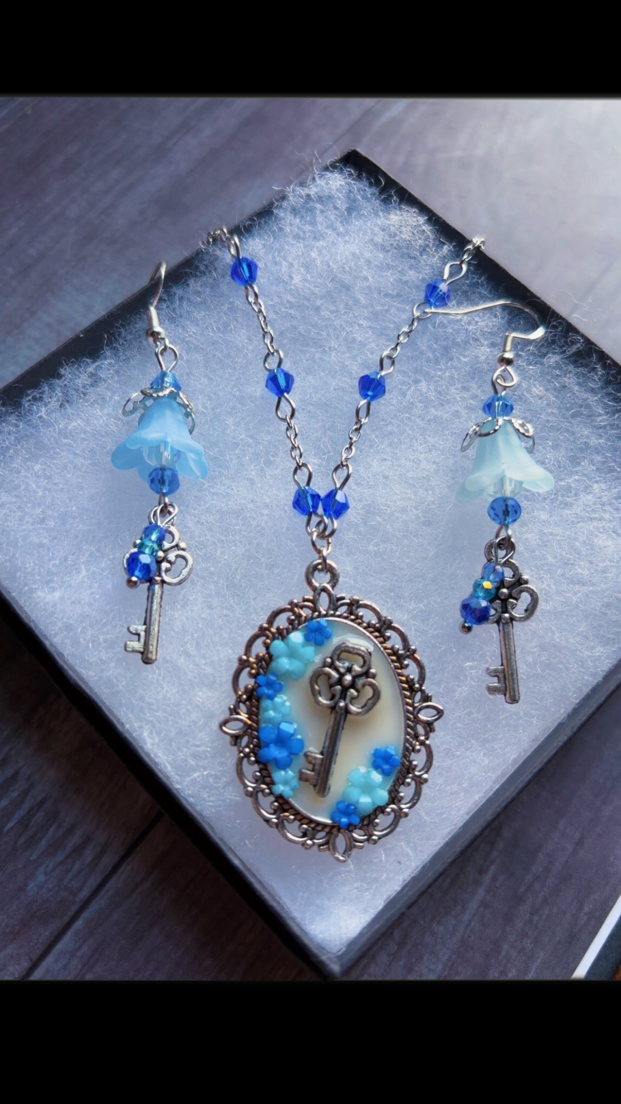 Handmade floral key cameo set